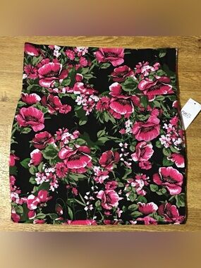 Rue 21 Pencil Skirt flowered in pink wth green folage size large NWT
